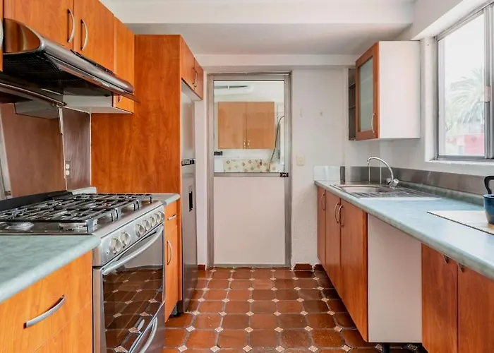 Big & Comfy, King And Queen-size Beds, And Parking Lot Apartment